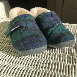 Toms fleece lined kid shoes size 9